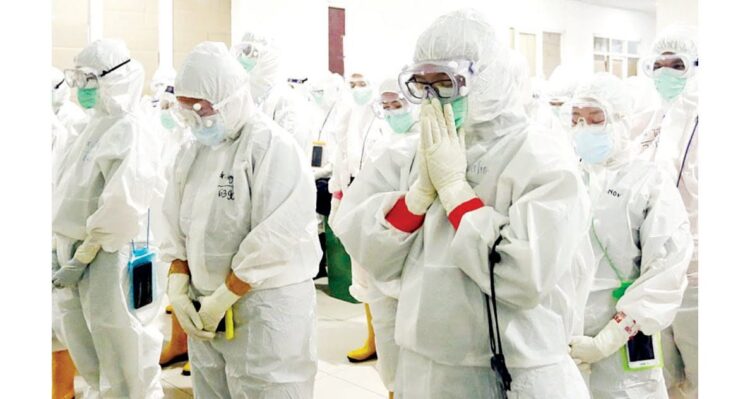 640 Dokter Gugur selama Pandemi Covid-19 1 bertugas— Dokter yang bertugas di RSD Covid-19 Wisma Atlet Kemayoran Jakarta.