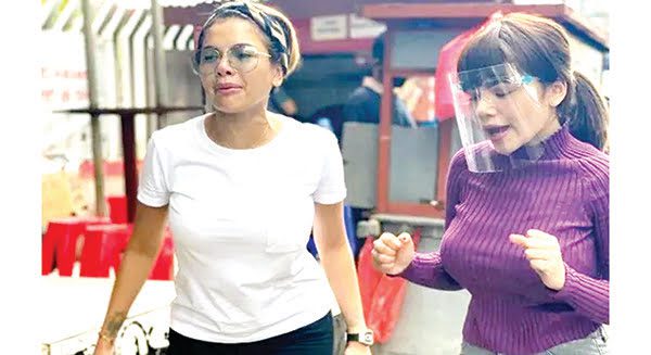 Dinar Candy Diperiksa Polisi Gegara Bikini 1 DAMPINGI—Nikita Mirzani dampingi Dinar Candy saat dimintai keterangannya oleh polisi.