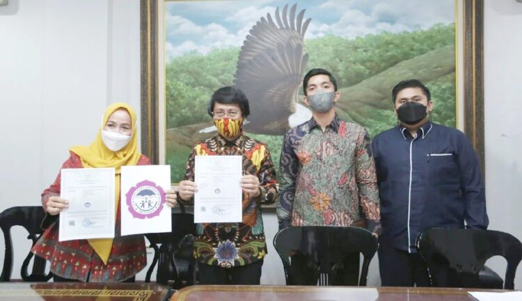 Kak Seto Keluarkan Peringatan soal Penggunaan Logo LPAI 1 TUNJUKAN—Kak Seto dan Kawan-kawan LPAI menunjukkan-sertifikat yang D-51.