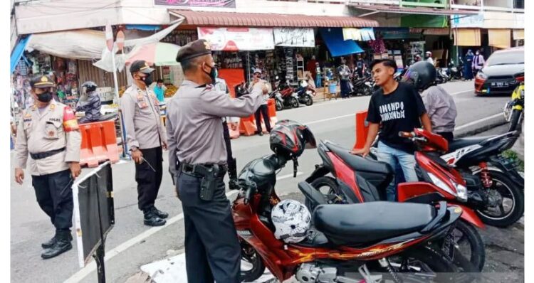 Operasi Yustisi Polres Padangpanjang, Ratusan Oknum Warga Langgar Prokes dapat Sanksi 1 RAZIA YUSTISI— Anggota Polres Padangpanjang menyetop seorang pengendara sepeda motor tanpa memakai masker.