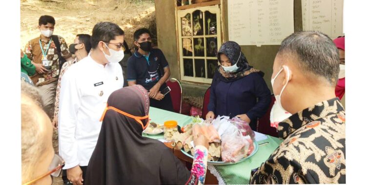 702 Paket PKH Disalurkan ke Penerima Manfaat di Kelurahan Air Dingin Kota Sawahlunto 1 SERAHKAN BANTUAN— Wali Kota Sawahlunto Deri Asta langsung menyerahkan bantuan PKH secara simbolis di Kelurahan Air Dingin, Kecamatan Lembah Segar.
