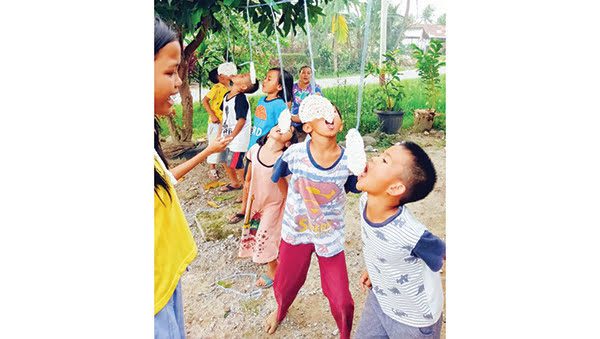 Warga Wak Ketok Meriahkan HUT RI ke-76 1 LOMBA MAKAN KERUPUK— Sejumlah anak-anak antusias dan gembira saat mengiktu lomba makan kerupuk memeriahkan HUT RI ke-76, Sabtu (21/8).