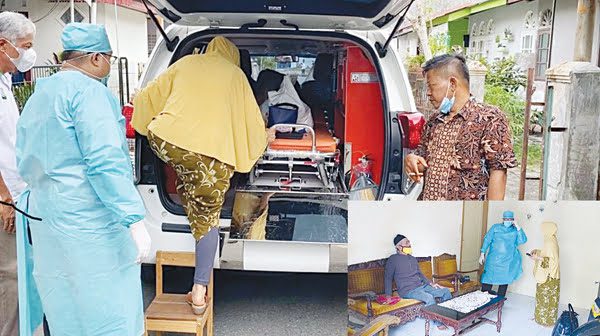 NAIKI AMBULANS— (kiri) Pasutri lansia, Tm (72) dan Sn (74) diduga terpapar Covid-19, dengan dibantu tim dari Andre Rosiade, menaiki ambulans untuk dibawa ke RSUD Rasidin. (kanan) Tim medis dari Dinas Kesehatan memeriksa kondisi kedua lansia.
