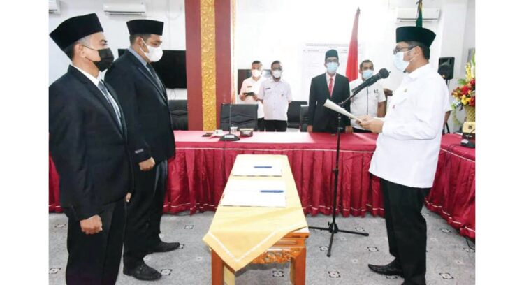 PELANTIKAN DIREKSI— Wali Kota Padang Hendri Septa melantik Dirum PSM Ilham Ulta Perkasa serta Direktur Usaha Rico Rahmadian Albert, Kamis (5/8), dikediaman resmi Wali Kota.