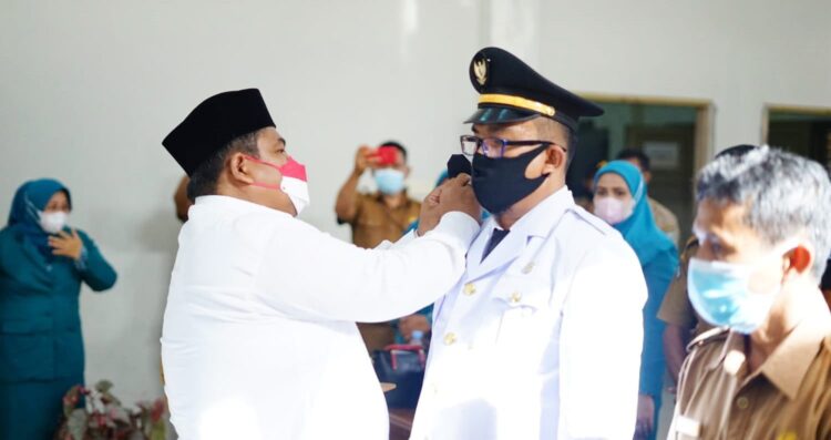 DILANTIK—Bupati Padangpariaman Suhatri Bur saat melantik Dion Pranata.
