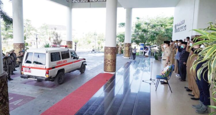 PELEPASAN JENAZAH— Plh Sekda Edi Hasymi dan sejumlah pimpinan OPD melepas jenazah almarhum mantan Sekda Kota Padang era tahun 1993-1995, Zamiral Jarin di usianya yang ke-81 tahun, Senin (23/8) di Balaikota, Aiapacah.