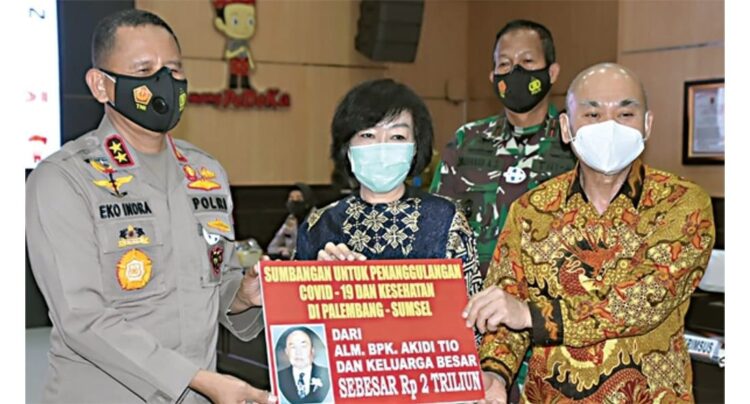 HIBAH— Dokter pribadi keluarga Akidi Tio, Hardi Darmawan, menyampaikan hibah ke Kapolda Sumsel Irjen Indra Heri.