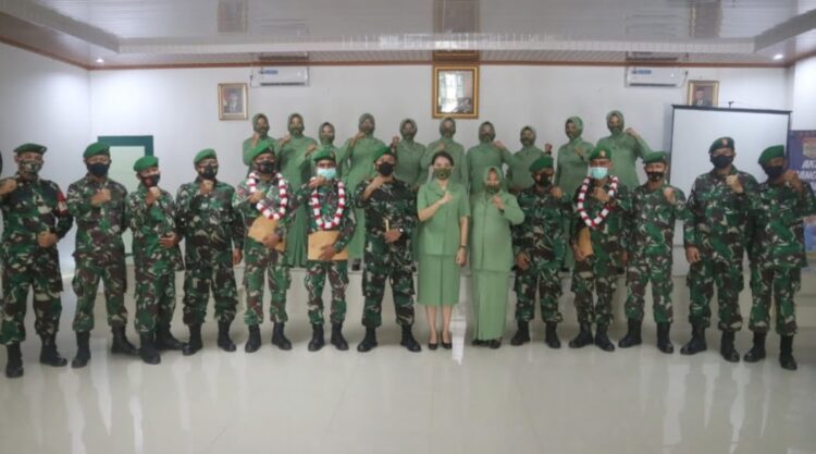 PENYAMBUTAN—Dandim 0311/ Pessel lakukan penyambutan personil Kodim 0311 Pessel dari penugasan luar daerah.