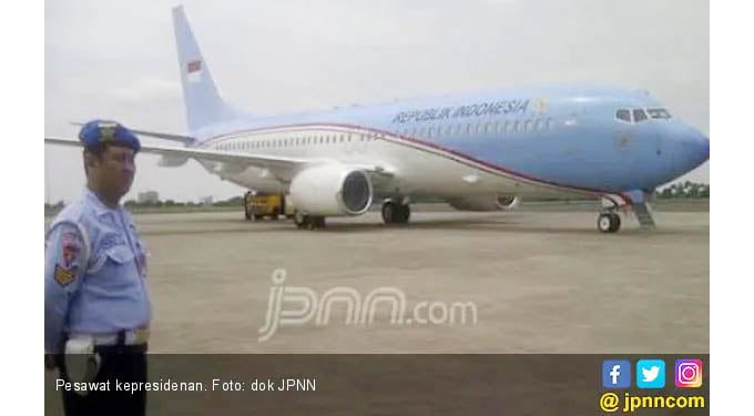 WARNA—Pesawat kepresidenan RI dengan warna yang lama, diperkirakan akan dirubah menjadi merah.