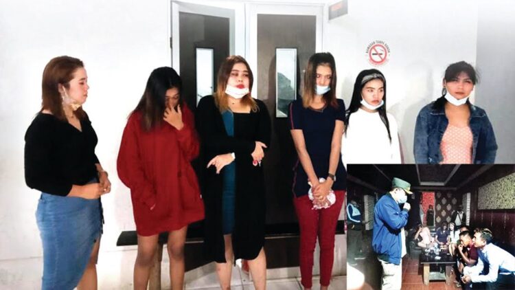 DIRAZIA— Petugas Satpol PP Pasbar mendata para pengunjung dan mengamankan enam orang wanita pemandu lagu di dua  tempat hiburan malam.