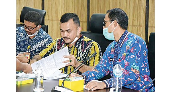 RAPAT KONSULTASI—Kepala Dinas Pertanahan Padang Raju Minropa mengikuti Rapat Konsultasi Publik Pengadaan Tanah lanjutan Normalisasi Banda Luruih-Batang Maransi tersebut di Balai Kota Padang, Kamis (12/8).