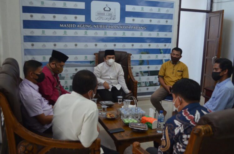 Ketua Pengurus Masjid Agung Nurul Iman Mulyadi Muslim memimpin rapat koordinasi rehabilitas masjid, Minggu (6/8).