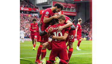 KEMENANGAN KEDUA— Gol Sadio Mane pada menit ke-69 mengantarkan kemenangan kedua bagi Liverpool di musim ini. Terlihat Mane dipeluk rekan-rekan setim usai mencetak gol, Sabtu (21/8) malam.