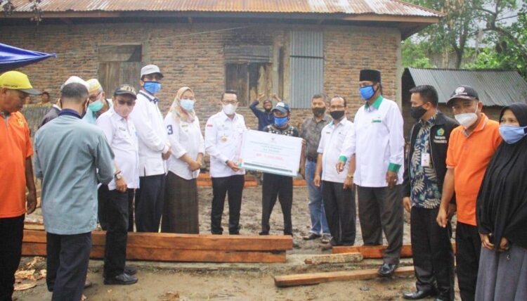 Kesusahan yang dirasakan Edison beserta keluarga akibat rumahnya dilalap si jago merah sedikit terobati dengan adanya perhatian pemerintah daerah.