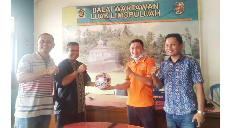 Dukung Aktivitas Olahraga, Ketua DPRD Limapuluh Kota Berikan Bola Futsal ke Wartawan 1 SERAHKAN BOLA FUTSAL— Ketua DPRD serahkan bola kepada wartawan di Balai Wartawan.