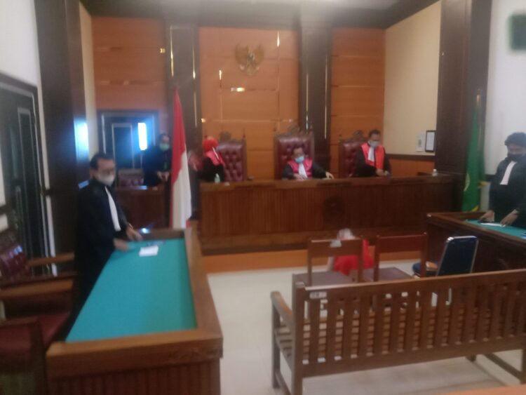 Usai divonis majelis hakim, terdakwa Dona Sari Dewi (38), foto bersama Penasihat Hukum (PH). Azimar Nursu' Ud didampingi Daniel Jusari.