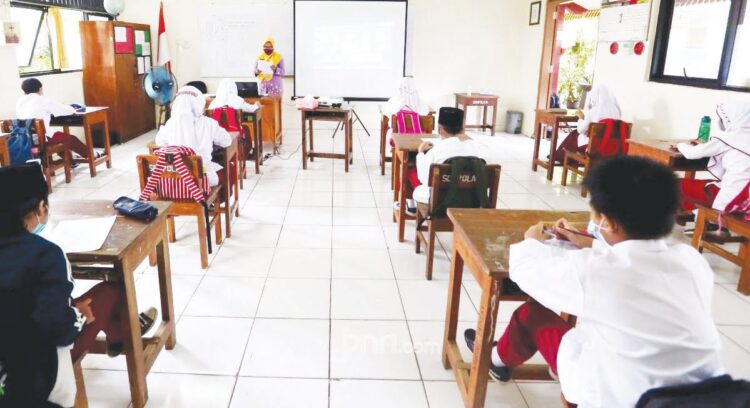 Perkuat Prokes di Satuan Pendidikan, Satgas Covid-19 di Sekolah Mesti Dibentuk Sesegera Mungkin 1 BELAJAR— Siswa SD sedang mengikuti pembelajaran tatap muka (PTM) terbatas dengan menerapkan protokol kesehatan, namun pihak sekolah perlu membentuk tim Satgas Covid-19.