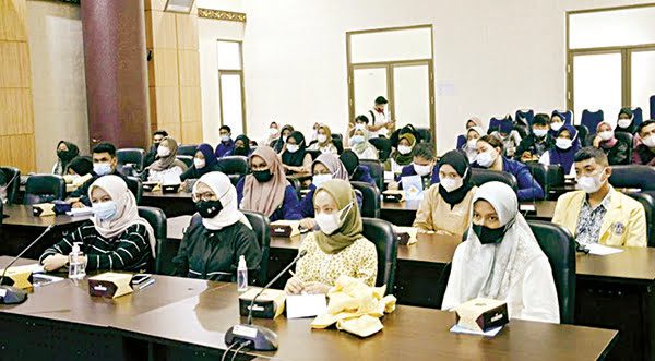 SOSIALISASI FKDM— Puluhan mahasiswa dari perguruan tinggi di Kota Padang mengikuti Sosialisasi Forum Kewaspadaan Dini Masyarakat (FKDM) yang digelar Kesbangpol, Rabu (25/8).