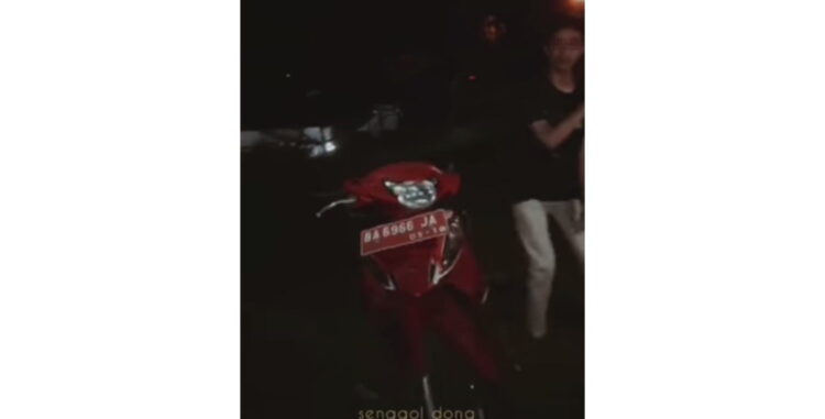 Jatuhkan Motor Dinas di Kota Sawahlunto, Siswa SMA Viral di Medsos 1 VIRAL—Video seorang remaja laki-laki sempat viral, karena menendang kendaraan dinas sepeda motor salah satu SKPD di lingkungan Pemko Sawahlunto.