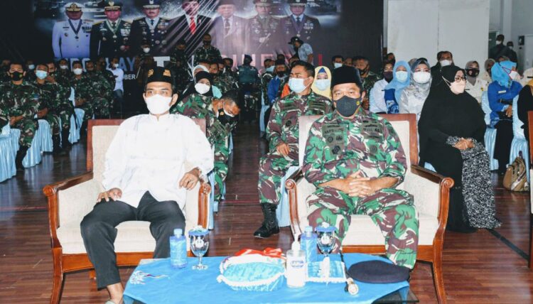 BERSAMA—Danlantamal II Laksamana Pertama TNI Hargianto.S.E.,M.M.,M.Si(Han) bersama Ustad Abdul  Somad (UAS) sebelum mengiisi ceramah.