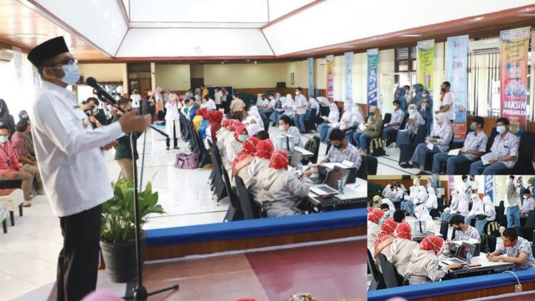 VAKSINASI PELAJAR— Sejumlah siswa SMA di Kota Padang mengikuti kegiatan vaksinasi Covid-19 yang diadakan Bank Rakyat Indonesia (BRI), di Kantor BRI Corporate University Campus Padang, Jalan Dr. Moh. Hatta, Kecamatan Pauh, Rabu (25/8). Kegiatan ini dibuka oleh Wali Kota Padang Hendri Septa.