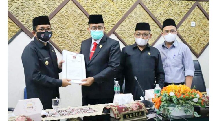 WAKO DAN KETUA DPRD— Wako Hendri Septa dan Ketua DPRD Syafrial Kani serta pimpinan DPRD saat dilakukan sidang paripurna, beberapa waktu lalu.
