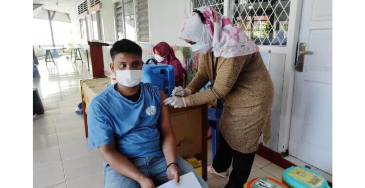 100 Orang Warga Binaan Rumah Tahanan (Rutan) Kelas IIB Lubuk Sikaping, Kabupaten Pasaman Disuntik Vaksin 1 SUNTIK VAKSIN— Salah seorang warga binaan Rutan Kelas ll B Lubuk Sikaping saat di suntik vaksin tahap ke ll.