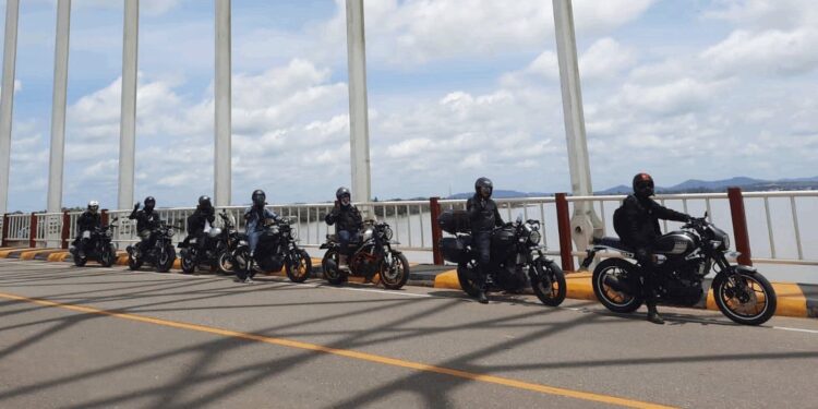 TOURING-Bikers Yamaha XSR 155 saat touring menikmati keindahan alam Kalimantan.