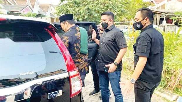 Ustaz Yahya Waloni dijemput anggota Direktorat Tindak Pidana Siber Bareskrim Polri.