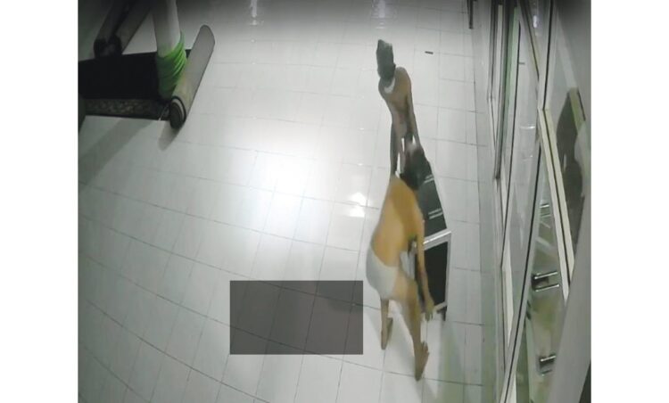 PENCURI— Tangkapan layar rekaman CCTV yang memperlihatkan dua pria tanpa busana mencuri kotak infak Masjid Ikhlas Ar Rahman di  Jorong Kayu Aro, Nagari Batang Barus, Kecamatan Gunung Talang, Kabupaten Solok.