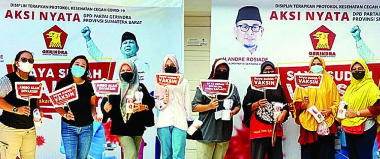 SPOT FOTO VAKSINASI— Para peserta berfoto di depan spot foto usai mendapatkan vaksinasi Covid-19 pada pelaksanaan pertama 1-8 September lalu di DPD Gerindra Sumbar.