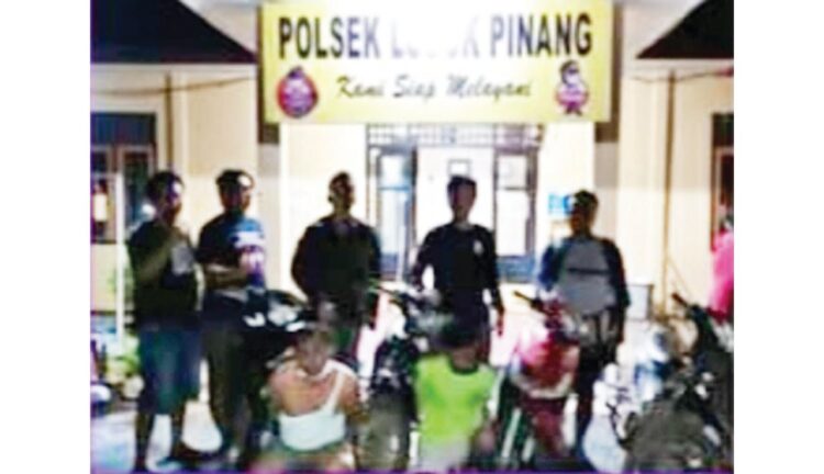 GELAPKAN MOTOR— Dua pelaku penggelapan sepeda motor dengan sasaran tukang ojek ditangkap jajaran Satreskrim Polres Pessel.