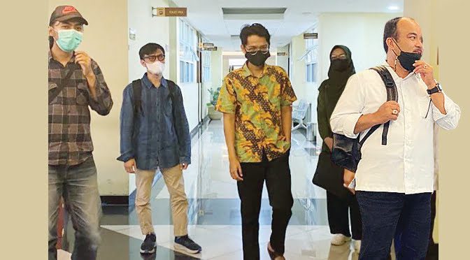 INVESTASI BODONG— Sejumlah korban investasi bodong modus pengelolaan mukena dan selendang datangi Polda Sumbar didampingi kuasa hukumnya 
M Nur Idris.