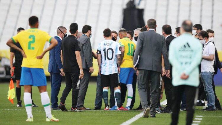 Laga Brasil vs Argentina yang dinanti-nantikan pecinta sepak bola dunia secara mengejutkan dihentikan di menit ke enam.