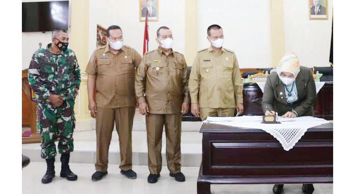 Ketua DPRD Kota Pariaman Fitri  Nora SE tandatangani RAPBD Perubahan menjadi APBD Perubahan Tahun Anggaran 2021.