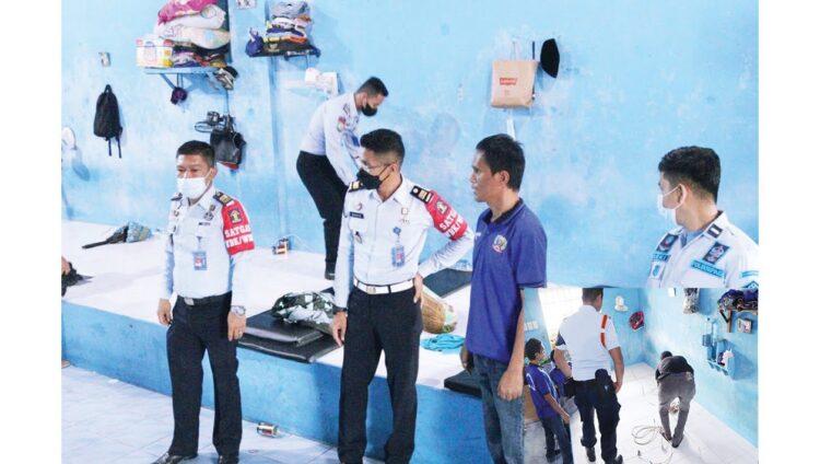 PEMERIKSAAN INSTALASI LISTRIK— Lapas Kelas IIA Padang langsung bergerak cepat dengan melakukan penertiban instalasi listrik pada seluruh blok hunian, tempat ibadah dan gedung perkantoran Lapas Kelas IIA Padang, usai kebakaran di Lapas Kelas I Tangerang, Banten, Rabu (8/9) dinihari. Petugas menemukan colokan dan kabel listrik yang sudah tidak layak pakai di kamar warga binaan.  