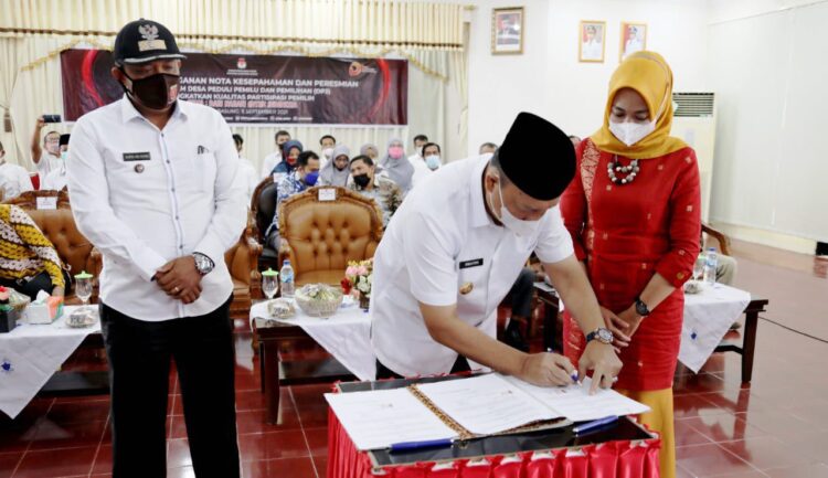 Wakil Bupati Agam Irwan Fikri menandatangani nota kesepakatan (MoU) bersama antara Komisi Pemilihan Umum (KPU) Sumbar dengan Pemkab Agam tentang penyelenggaraan Desa Peduli Pemilu dan Pemilihan (DP3) di Aula Kantor Bupati Agam, Rabu (8/9).