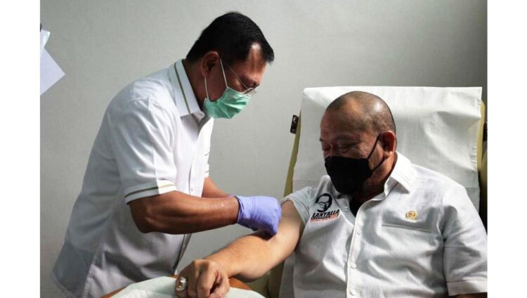 BERIKAN—dokter Terawan Agus Putranto ketika memberikan Vaksinasi Nusantara kepada Ketua DPD RI AA LaNyalla Mahmud Mattalitti.