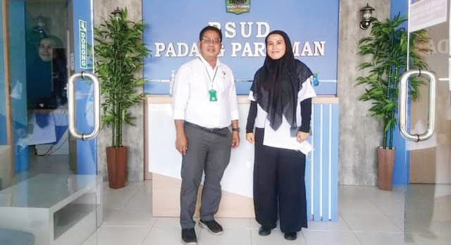 Direktur RSUD Padangpariaman dr Lismawati Rasyd bersama Direktur RSUD M Zein Painan Pessel.