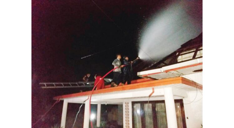 PEMADAMAN— Petugas Damkar melakukan penyemprotan air untuk memadamkan api yang membakar rumah kos-kosan.