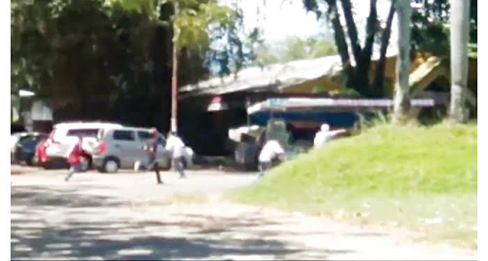 TAWURAN— Tangkapan layar video pelajar SMA tawuran di GOR H Agus Salim Padang.