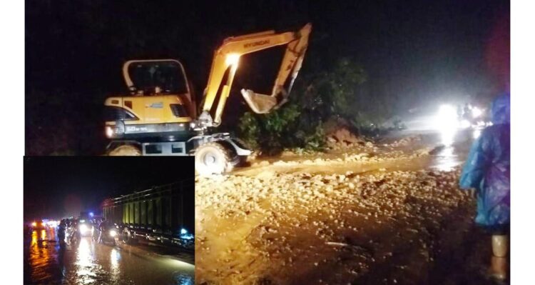 PEMBERSIHAN— Alat berat melakukan pembersihan material longsor di ruas jalan penghubung kecamatan Batang Kapas - Kecamatan IV Jurai.