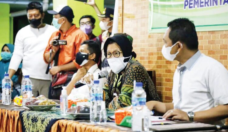 TEGASKAN—Menteri Sosial Tri Rismaharini saat temu dengan wartawan menegaskan pemutakhiran penerima bantuan.