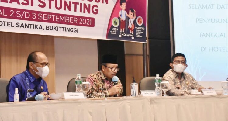 PERTEMUAN— Dinkes  Agam menggelar pertemuan untuk penyusunan regulasi penurunan kasus stunting secara bersama dengan OPD dan kepala Puskesmas.