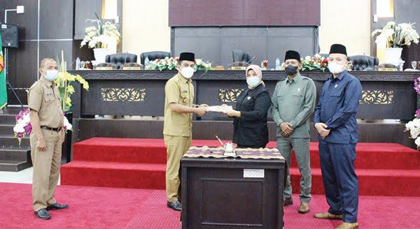 Penyerahan berita acara persetujuan bersama APBD Perubahan kota solok oleh Ketua DPRD Kota Solok Nurnisma kepada Wakil Wali Kota Solok Rahmadhani Kirana Putra.