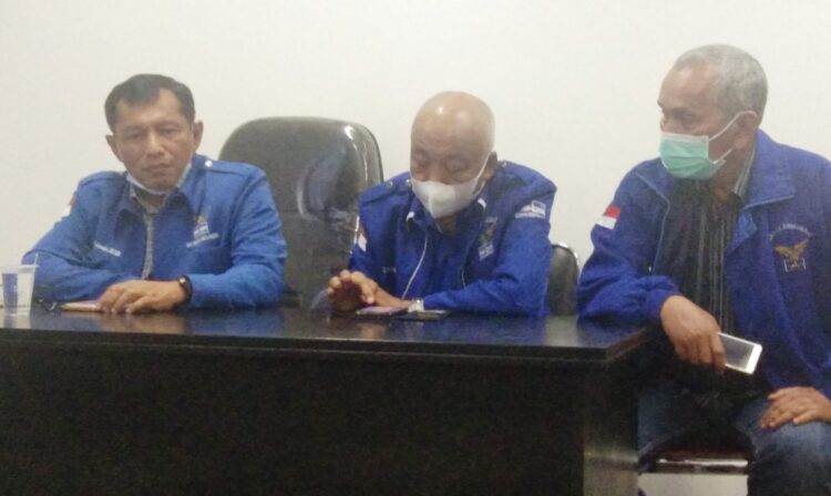 UMUMKAN PEMENANG— Sekretaris DPD Partai Demokrat Sumbar, Januardi Sumka mengumumkan nama pemenang asal Sumbar yang diikutsertakan ke tingkat nasional dalam lomba HUT ke-20 Partai Demoktar, Kamis (9/9) lalu.