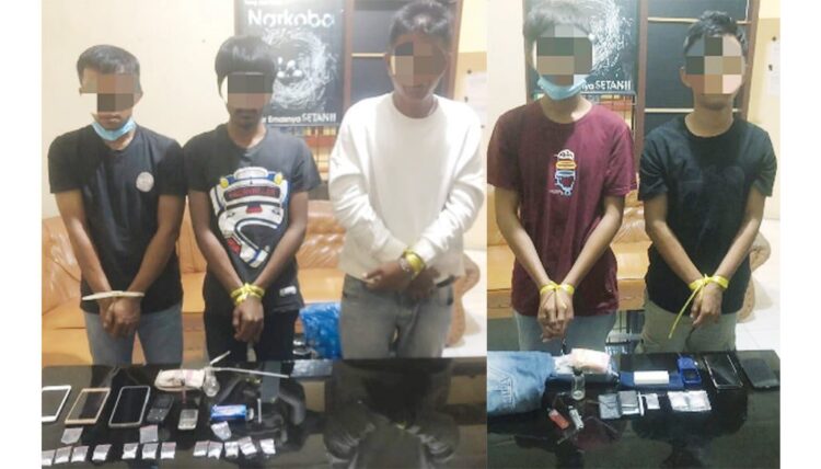 PENGEDAR SABU— Lima orang yang diduga pengedar sabu ditangkap jajaran Satresnarkoba Polres Bukittinggi di Pasar Baso, Kabupaten Agam, Minggu (12/9).