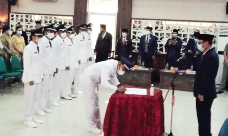 Sebanyak 11 Orang Kades menandatangani berkas pelantikan di depanm Bupati Yudas Sabaggalet.