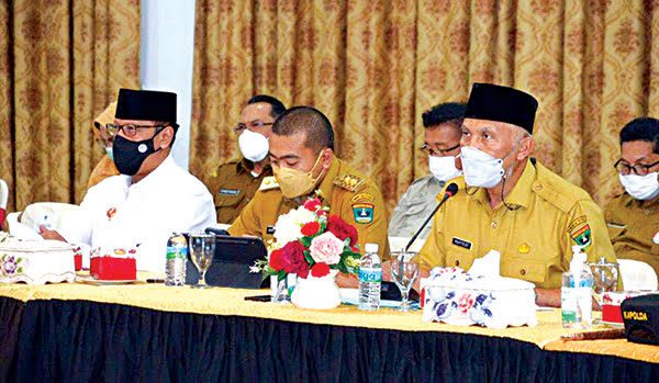 RAPAT KOORDINASI— Gubernur Sumbar, Mahyeldi Ansharullah, bersama Wagub, Audy Joinaldy saat Rapat Koordinasi Percepatan Vaksinasi Covid-19 dengan Bupati/Wali Kota dan Forkopimda secara virtual dari Auditorium Gubernuran, Selasa (14/9).