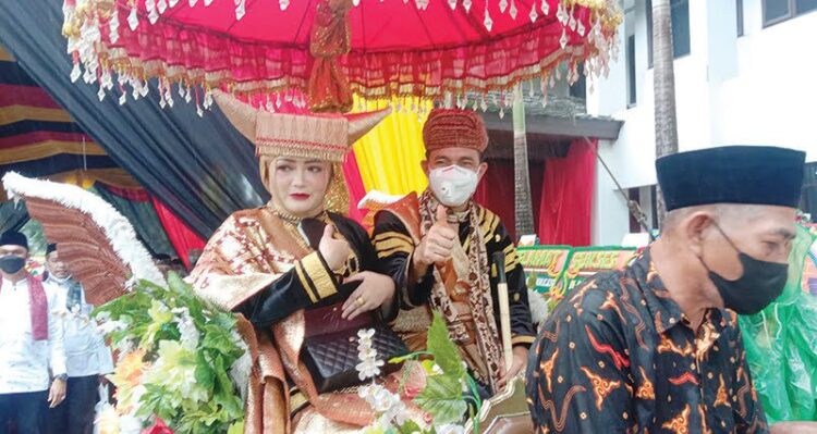 Kombes Pol Imran Amir S.I.K, M.H Datuak Rajo Nan Sati beserta iistri Ny. Yolla  Imran Amir diarak menggunakan bendi usai malewakan gelar Datuak, dari kantor LKAAM Kota Padang  ke Mako Polresta Padang.